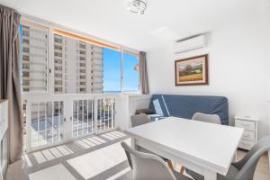 uma sala de estar com uma mesa e cadeiras e uma janela em Bacana 3-3 Apartment Levante Beach em Benidorm