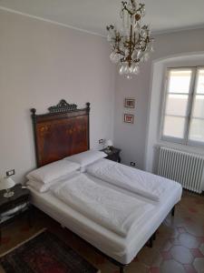 ラパッロにあるCasa 1897のベッドルーム(シャンデリア付きの白い大型ベッド1台付)