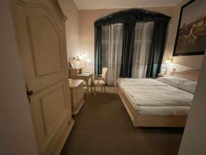 Postel nebo postele na pokoji v ubytování U Cervene zidle - Red Chair Hotel