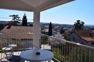 マリンスカにあるApartment Vista Mareの市街の景色を望むバルコニー(テーブル付)