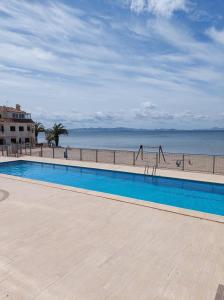 basen z widokiem na ocean w obiekcie La Manga Beach Club - A w mieście La Manga del Mar Menor