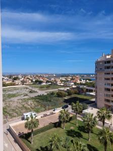 widok na miasto z palmami i budynek w obiekcie La Manga Beach Club - A w mieście La Manga del Mar Menor