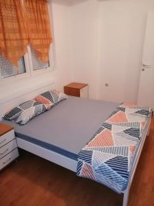 a bed in a room with two twin beds at Apartman Spaseski in Ohrid