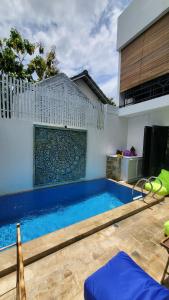 Kolam renang di atau dekat dengan Breezes Villa