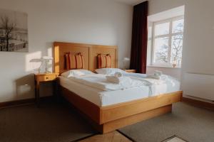 Postel nebo postele na pokoji v ubytování Hotel zur Treene + 37 fotografií