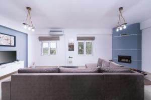 TV a/nebo společenská místnost v ubytování Villa Perahori