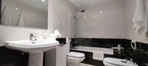 Ванная комната в Apartamentos Cala Azul La Móra