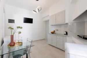 A kitchen or kitchenette at Salt & Sun Apartments by Konnect, at Kaminaki Beach