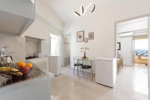A kitchen or kitchenette at Salt & Sun Apartments by Konnect, at Kaminaki Beach