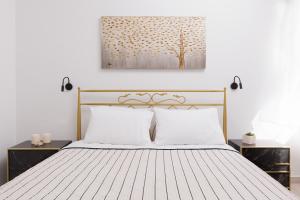 A bed or beds in a room at Salt & Sun Apartments by Konnect, at Kaminaki Beach