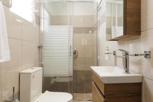 A bathroom at Salt & Sun Apartments by Konnect, at Kaminaki Beach