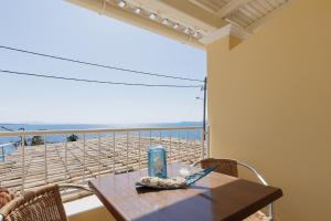 A balcony or terrace at Salt & Sun Apartments by Konnect, at Kaminaki Beach