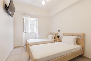 A bed or beds in a room at Salt & Sun Apartments by Konnect, at Kaminaki Beach