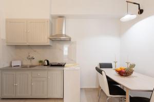 A kitchen or kitchenette at Salt & Sun Apartments by Konnect, at Kaminaki Beach