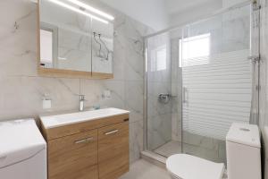 A bathroom at Salt & Sun Apartments by Konnect, at Kaminaki Beach