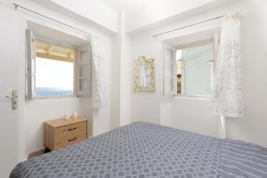 A bed or beds in a room at Salt & Sun Apartments by Konnect, at Kaminaki Beach