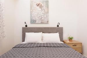 A bed or beds in a room at Salt & Sun Apartments by Konnect, at Kaminaki Beach