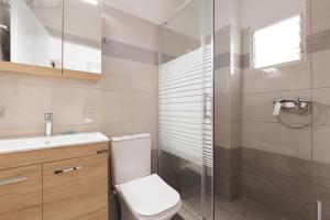A bathroom at Salt & Sun Apartments by Konnect, at Kaminaki Beach