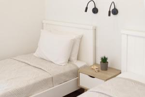 A bed or beds in a room at Salt & Sun Apartments by Konnect, at Kaminaki Beach