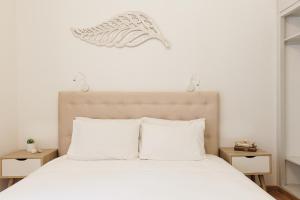 A bed or beds in a room at Salt & Sun Apartments by Konnect, at Kaminaki Beach Még 37 kép