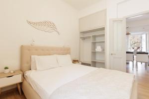 A bed or beds in a room at Salt & Sun Apartments by Konnect, at Kaminaki Beach