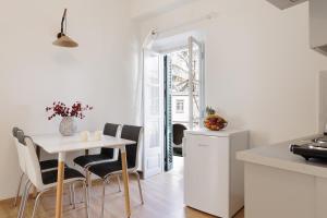A kitchen or kitchenette at Salt & Sun Apartments by Konnect, at Kaminaki Beach