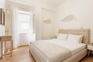 A bed or beds in a room at Salt & Sun Apartments by Konnect, at Kaminaki Beach