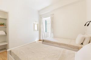 A bed or beds in a room at Salt & Sun Apartments by Konnect, at Kaminaki Beach