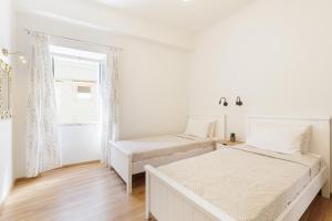 A bed or beds in a room at Salt & Sun Apartments by Konnect, at Kaminaki Beach