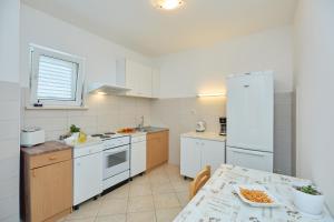 Kuchyňa alebo kuchynka v ubytovaní Apartment Marijana