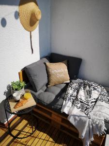 - un lit et une table dans une chambre avec un canapé dans l'établissement APARTMENT IZABELA Opatija, à Opatija