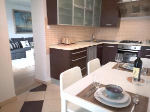 Kuchyň nebo kuchyňský kout v ubytování APARTMENT IZABELA Opatija