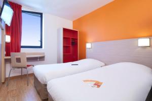 Postel nebo postele na pokoji v ubytování Premiere Classe Bordeaux Ouest - Mérignac Aéroport