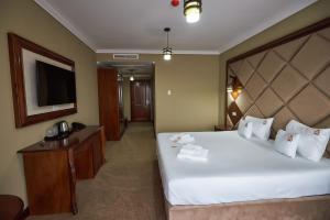 Postel nebo postele na pokoji v ubytování HOTEL ADRIANO