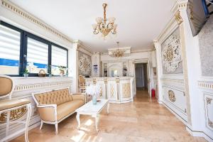 - un salon avec un canapé et une table dans l'établissement HOTEL ADRIANO, à Brăila