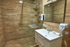 Koupelna v ubytování HOTEL ADRIANO