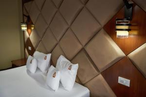 Postel nebo postele na pokoji v ubytování HOTEL ADRIANO