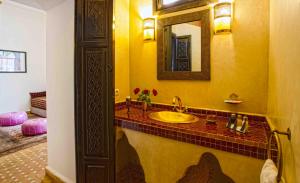 een badkamer met een wastafel en een spiegel bij Riad Dabachi in Marrakesh