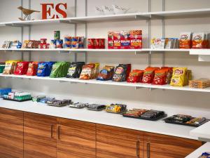 une étagère remplie de nombreux types de denrées alimentaires différents dans l'établissement Sonesta ES Suites Cincinnati - Blue Ash, à Blue Ash