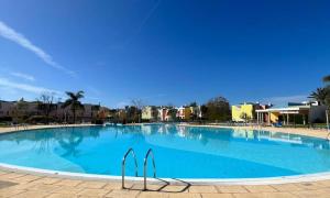 Πισίνα στο ή κοντά στο Colorful Cozy Apartment view