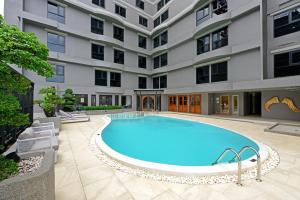 einem Pool vor einem Gebäude in der Unterkunft Oakwood Hotel & Residence Bangkok SHA Plus Certified in Bangkok