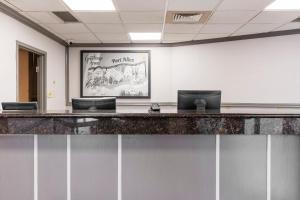 a conference room with a marble counter and chairs at OYO Hotel Port Allen LA I-10 West in Port Allen