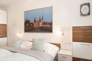 - une chambre avec un lit et une horloge murale dans l'établissement Miramar Wohnung 509, à Grömitz