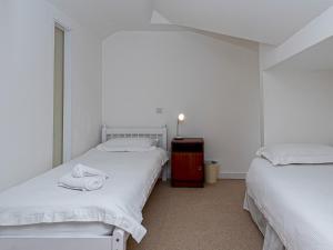 A bed or beds in a room at Pass the Keys Celyn Y Mor Stunning Rhosneigr Family Beach House