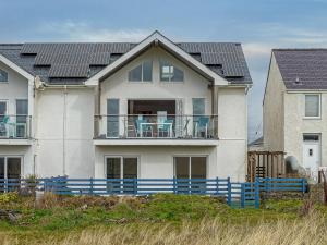 Gallery image of Pass the Keys Celyn Y Mor Stunning Rhosneigr Family Beach House in Rhosneigr