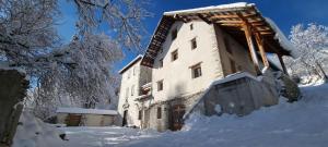 Chateauroux-les-AlpesにあるMaison Cimarronの山積雪の建物