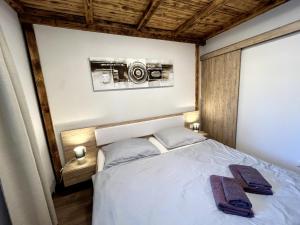 Postel nebo postele na pokoji v ubytování Apartman BlackBerry Tale