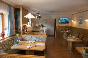 un restaurante con dos mesas y un mostrador en Pension Schipflinger, en Saalbach Hinterglemm