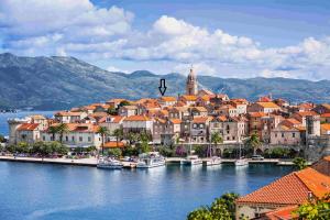 miasto na wodzie z łodzi zakotwiczonych w obiekcie Apartment Brandesa w Korčuli
