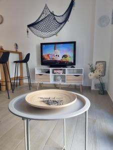 Televízia a/alebo spoločenská miestnosť v ubytovaní Sea spirit Šimuni